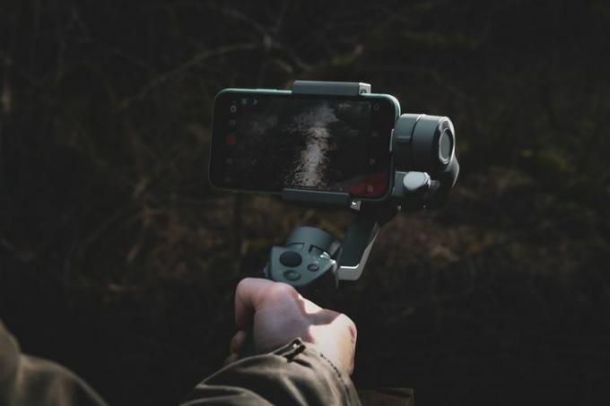 카메라의 iPhone 어두운 배경에 있는 Gimbal 장비입니다.