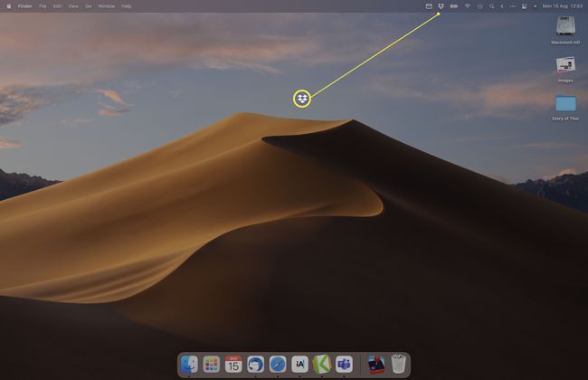 سطح مكتب Mac مع تمييز رمز Dropbox في شريط القائمة.