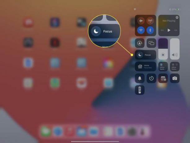 تم إبراز التركيز في مركز تحكم iPad.