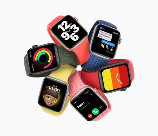 Farklı renklerde Apple Watch SE modelleri.