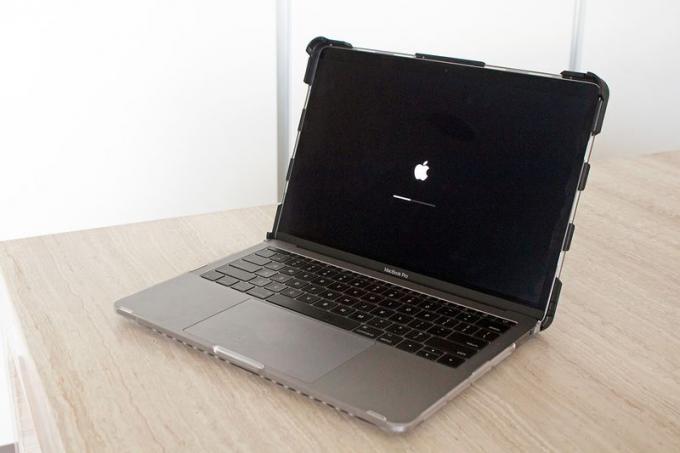 Carcasă pentru laptop Urban Armor Gear MacBook Pro de 13 inchi