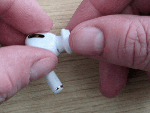 התקנת טיפ חלופי של AirPods Pro.