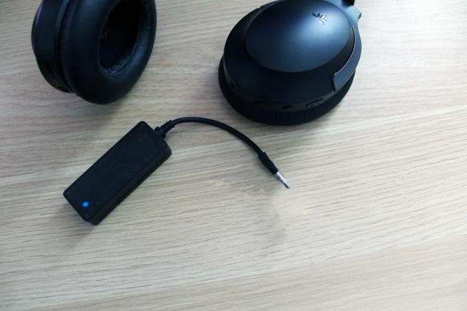 Bluetooth adapter za avion s bežičnim slušalicama.