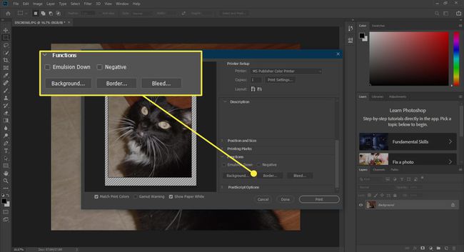 Snímek obrazovky tiskového okna aplikace Photoshop se zvýrazněnou sekcí Funkce