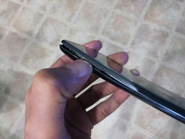 Scoaterea capacului din spate al LG G Flex 2