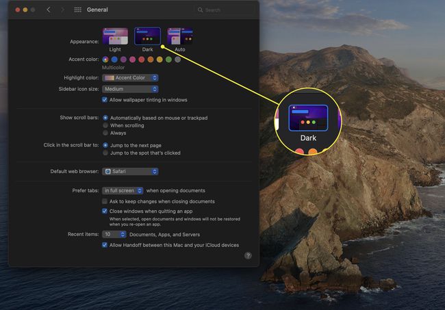 Избор тамног изгледа истакнут у окну Опште поставке у Системским подешавањима у мацОС-у.