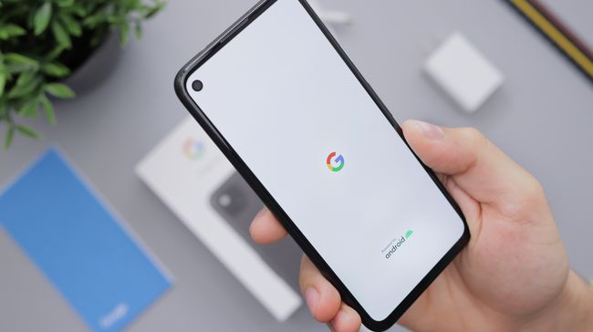 起動中のGooglePixel4aスマートフォンのクローズアップ。 