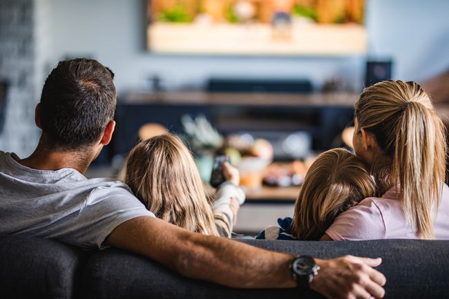 Pere vaatab koos telekat