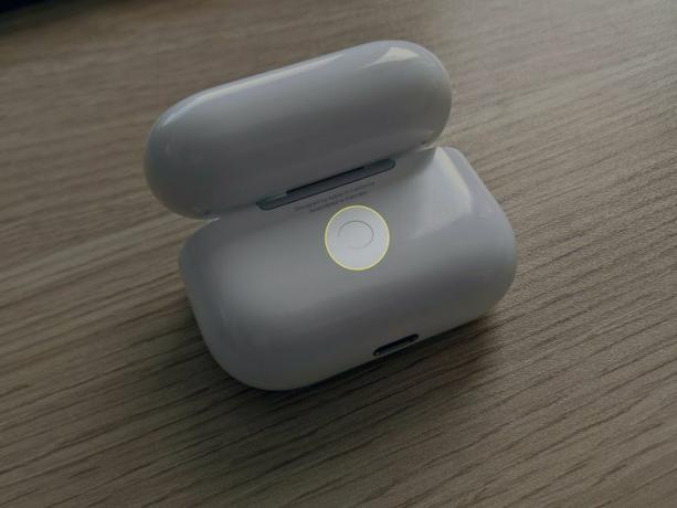 AirPods Pro 케이스의 페어링 버튼