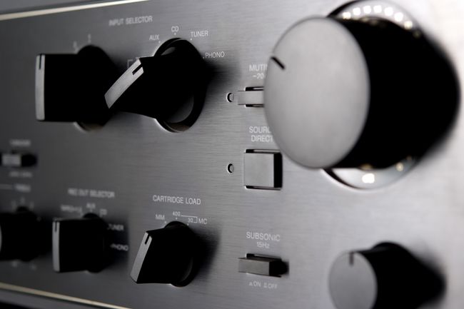 Frontpanelet på en stereomodtager viser knapper til lydstyrke og input
