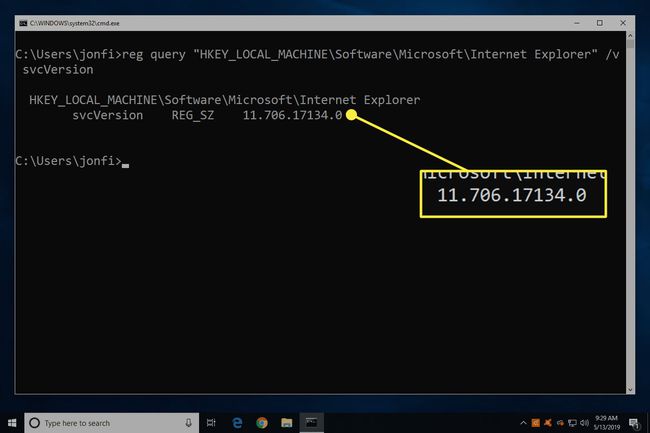 Una captura de pantalla del símbolo del sistema en Windows con el número de versión de Internet Explorer resaltado