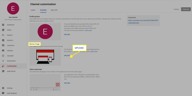 Selecteer onder Bannerafbeelding Uploaden om je aangepaste banner aan je kanaal toe te voegen.