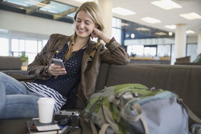 Călător la telefon în aeroport.