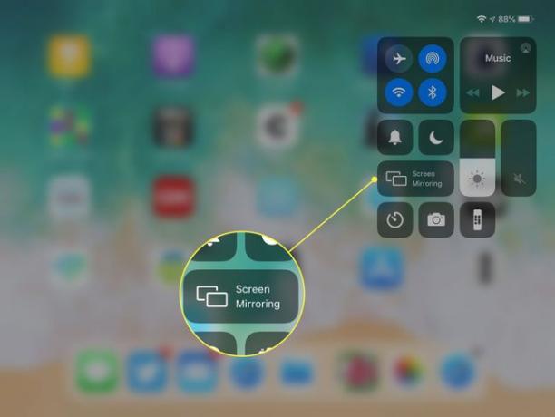 สกรีนช็อตของ Control Center ของ iPad ที่ไฮไลต์ปุ่ม Screen Mirroring