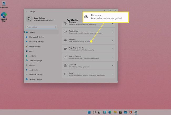 Menu systemu Windows 11 z podświetlonym odzyskiwaniem