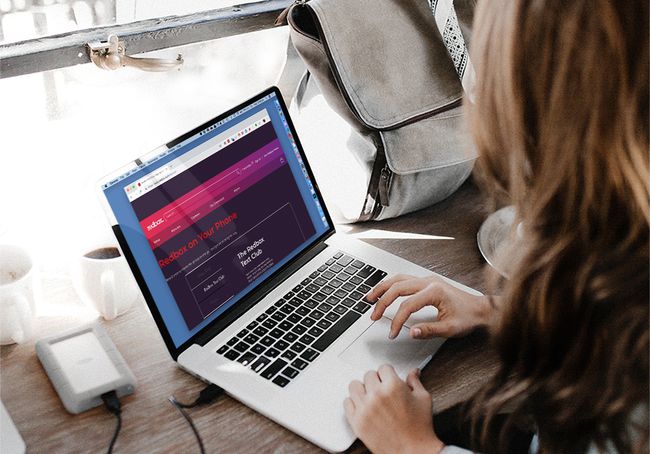 Žena pomocí webu Redbox na MacBooku
