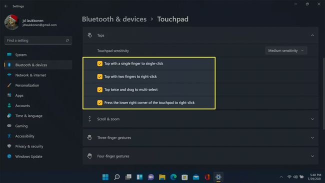 Casetele de selectare ale opțiunii de atingere touchpad evidențiate în setările Windows 11.