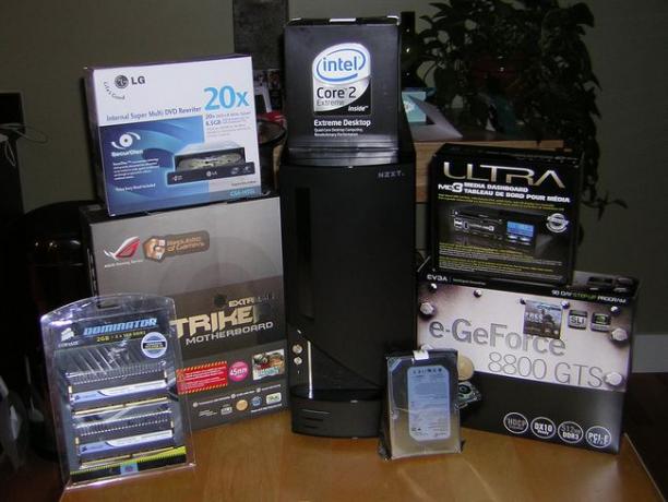 Hardware de uma plataforma de jogos anterior. por volta de 2008.