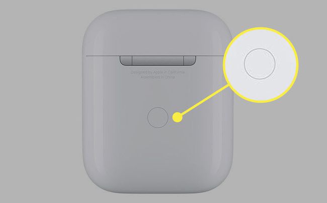 페어링 버튼이 강조 표시된 AirPod 케이스