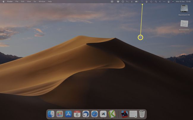МацОС радна површина са Ви-Фи иконом истакнутом у траци менија.