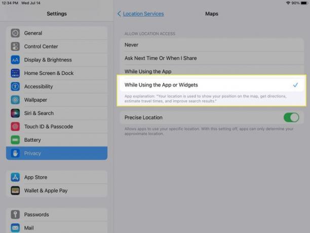 iPad, jossa on Maps Location Services -asetukset ja " Käytettäessä sovellusta tai widgetejä" korostettuna