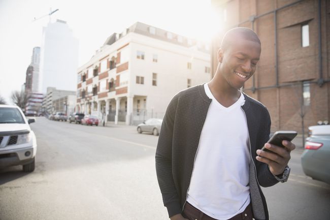 Person, der bruger en smartphone.