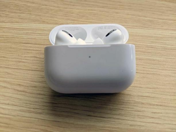 AirPods Pro у відкритому чохлі