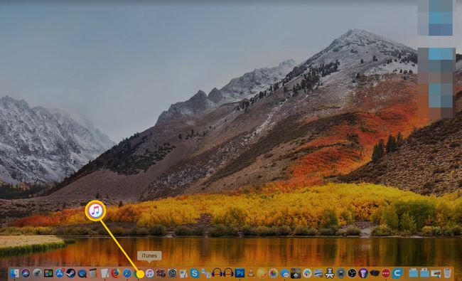 Mac darbvirsma ar izceltu iTunes ikonu dokā