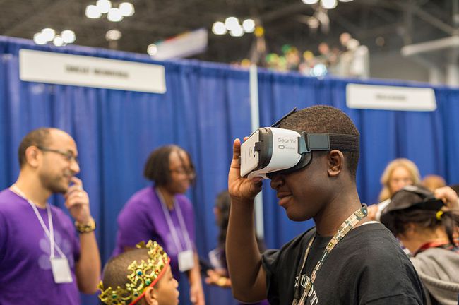 Відвідувач стенду Comcast NBCUniversal носить пристрій віртуальної реальності Samsung Gear VR на Career Expo, що відбувся на FIRST Robotics NYC Championship