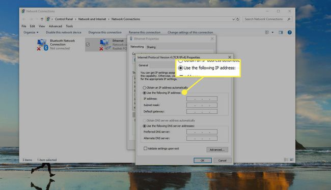 Ventana de conexión de red de Windows con el elemento " Usar la siguiente dirección IP" resaltado