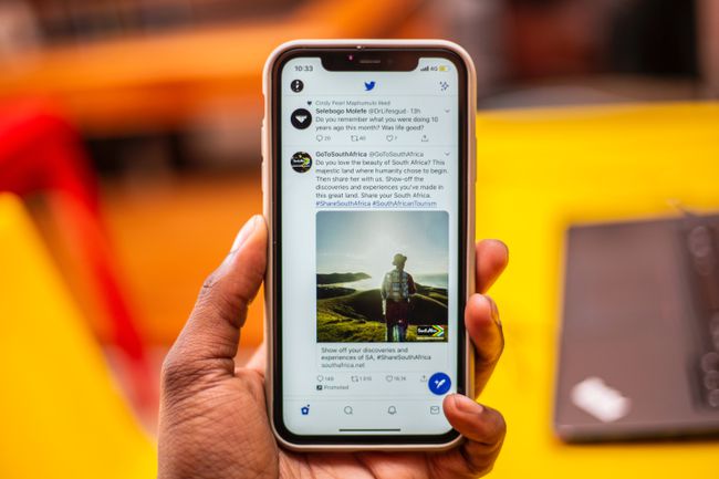 Iš arti išmaniojo telefono, kuriame rodomas „Twitter“ kanalas.