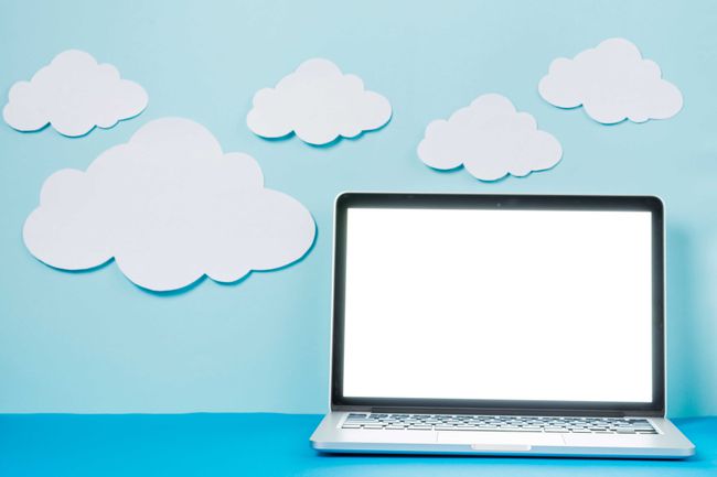 ภาพประกอบของคอมพิวเตอร์ระบบคลาวด์ที่มีแล็ปท็อปอยู่ข้างหน้าก้อนเมฆ