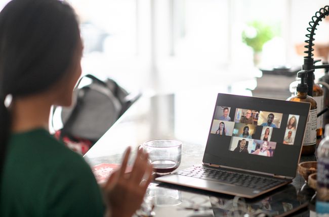 Iemand die met andere mensen praat tijdens een videogesprek. 