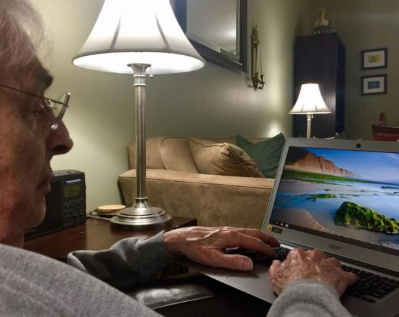 En ældre mand, der bruger en Chromebook.