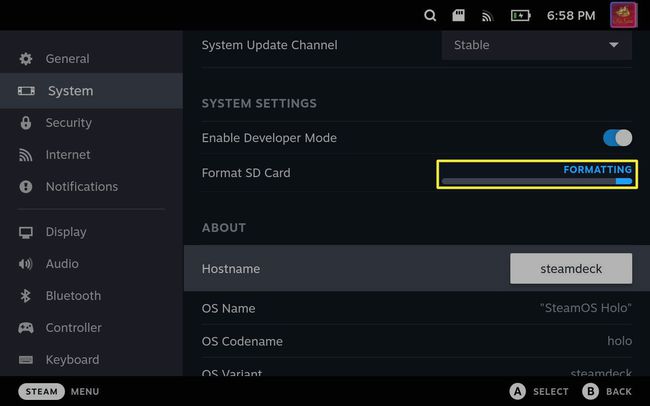 Um Steam Deck formatando um cartão SD.