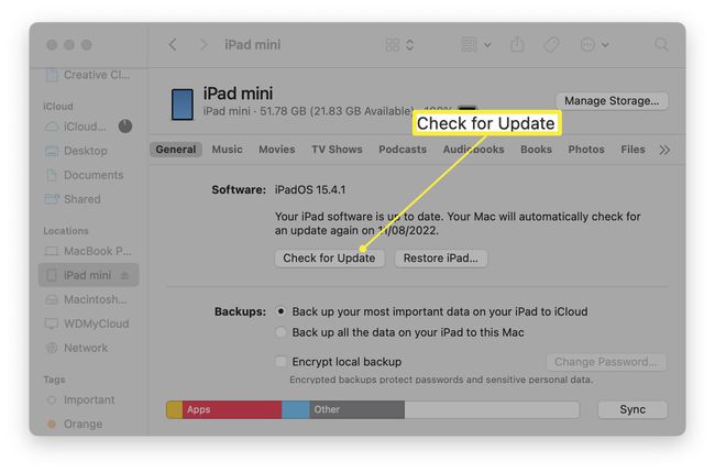 MacOS Finder مع فتح iPad Mini وتم تمييز التحقق من التحديث.