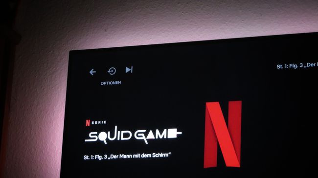 Prim-plan pe ecranul unui computer cu sigla Netflix afișată.