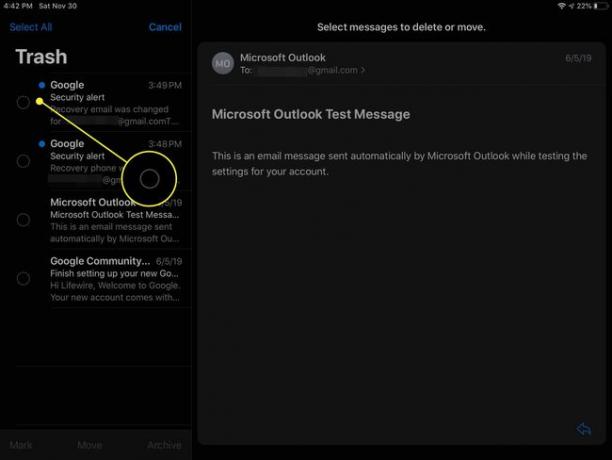 Selecionando um e-mail para excluir no Gmail no aplicativo iOS Mail.