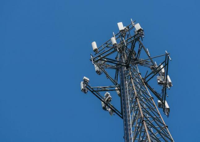 Vista de ángulo bajo de una torre de comunicaciones contra un cielo azul