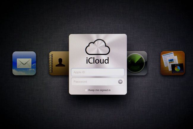 Zaloguj się do iCloud na ekranie tabletu