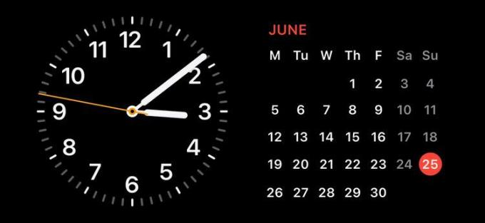 時計とカレンダーのウィジェットを備えた iPhone のスタンバイ画面。