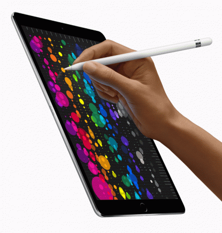 Az ember a 12,9 hüvelykes iPad Pro-ra rajzol egy ceruzával