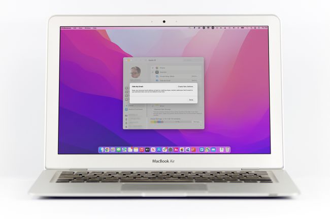 MacBook Air a Hide My Email funkcióval a képernyőn