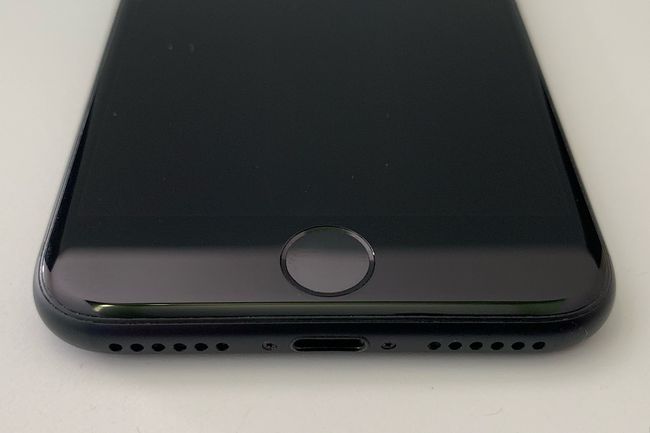 Foto do iPhone 7 com zoom no botão Touch ID inicial na parte inferior do telefone.