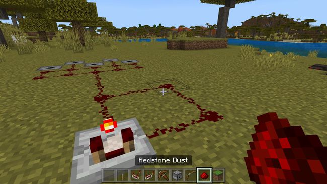 Примка на Redstone, свързана с Redstone Comparator в Minecraft