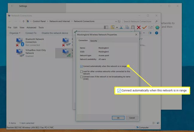 Wybór „Połącz automatycznie, gdy ta sieć jest w zasięgu” w oknie Właściwości sieci bezprzewodowej