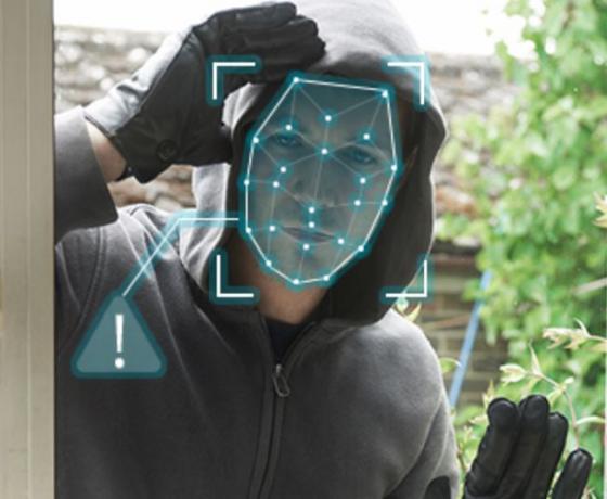 Skenování rozpoznávání obličeje na obličeji nahlížejícím do okna.