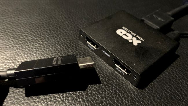 HDMI-kabel och en HDMI-splitter.