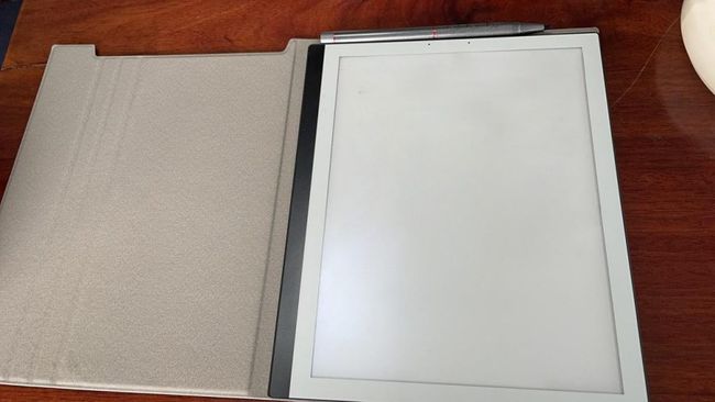 Tableta de scris și cartea electronică PineNote într-o carcasă cu stilou. 