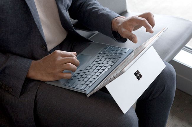 Surface Pro dizüstü bilgisayar tabletinde Windows 10 kullanan adam